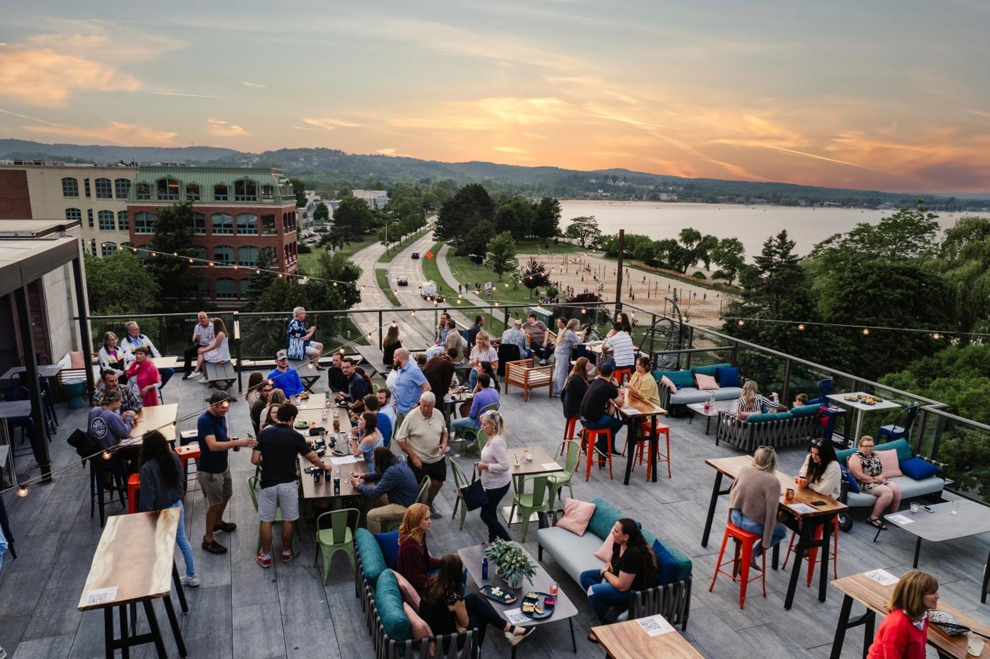 Hotel Indigo Traverse City By Ihg Eksteriør billede